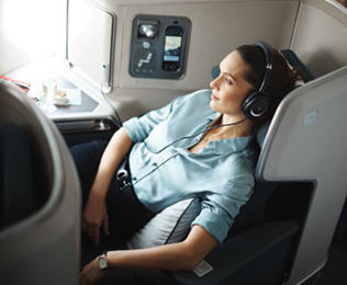 A350 的超宽机舱内设有全景舷窗，而令人放松的内部设计美 学以及顶尖科技，将旅行的舒适性提升到新高度。