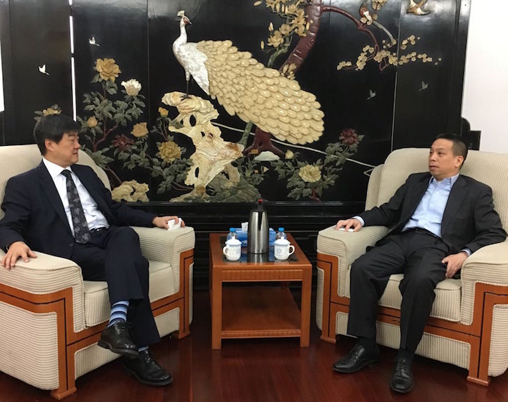 香港太古集团董事蓝宝生（左）与国务院港澳事务办公室副主任黄柳权（右）会谈 。