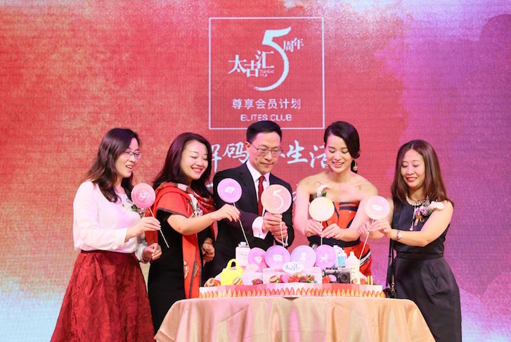 太古汇（广州）发展有限公司总经理隋颂伟先生（居中）、胡杏儿女士（右二）与品牌代表合影。