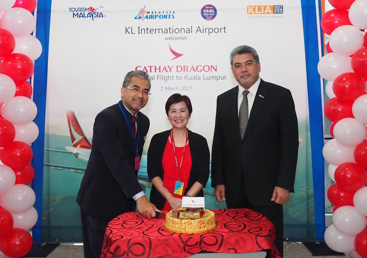 （左至右）马来西亚旅游局国际推广部(亚洲及非洲)高级总监 Musa Yusof 拿督、国泰航空马来西亚及文莱经理蔡宝珠，以及马来西亚机场总经理 Badlisham Ghazali 拿督共同庆祝国泰港龙航空开通吉隆坡航线。