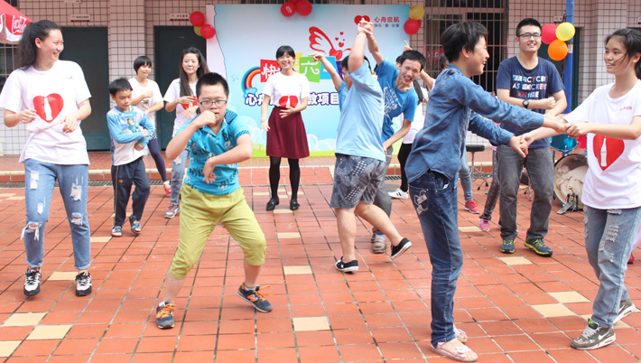 2009年起，厦门太古可口可乐每年儿童节之际都会组织志愿者探访思明区特殊教育学校，陪伴孩子们共度六一。