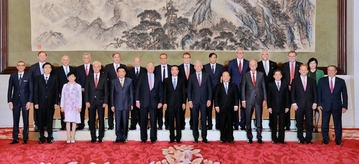 英国太古集团行政总裁兼副主席施铭伦(前排右二)和世界500强企业代表与国务院总理李克强合影。