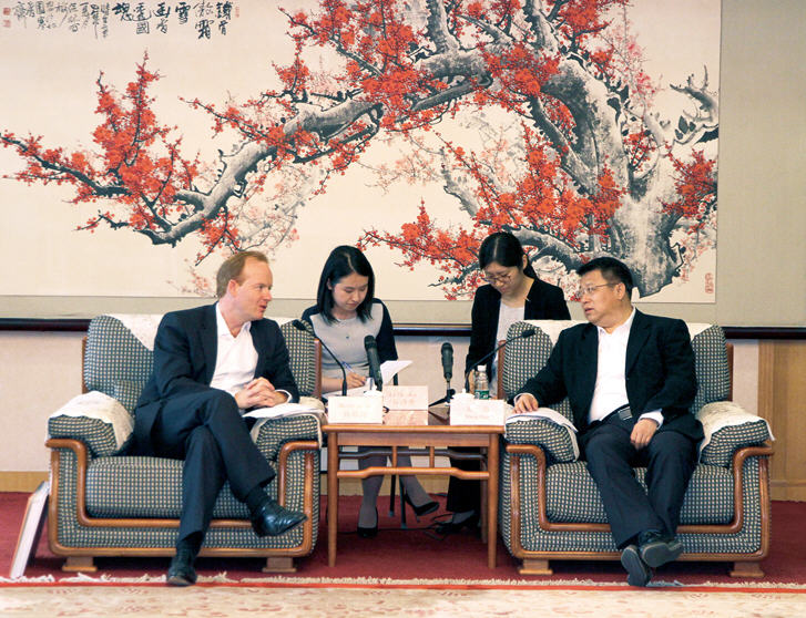￼英国太古集团行政总裁兼副主席施铭伦（左）与北京市朝阳区区委副书记、区长王灏（右）会谈。