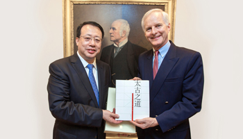 香港太古集团主席史乐山（右）向山东省省长龚正（左）赠送了解和学习了太古汇在消防控制、可持礼品并合影。《太古之道》一书并合影。