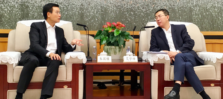 太古（中国）有限公司主席朱国梁（左）与深圳市副市长艾学峰（右）会谈。