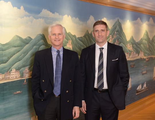 太古股份有限公司主席史乐山（左）与太古股份有限公司企业发展董事岑明彦（右）。