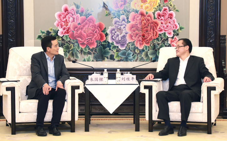 太古（中国）有限公司主席朱国梁（左）与重庆市副市长刘绿平（右）会谈。