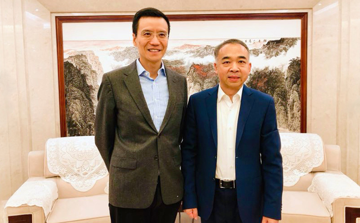 太古（中国）有限公司主席朱国梁（左）与成都市委书记范锐平（右）合影。