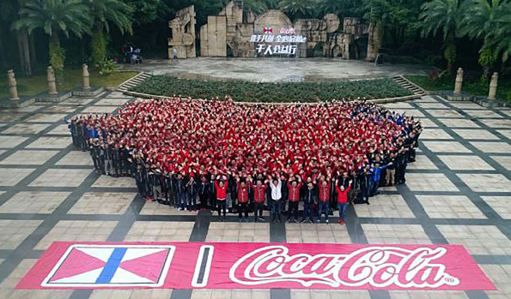 广西太古可口可乐千名员工汇聚成广西地图造型合影。