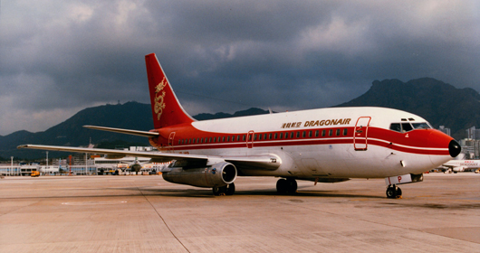 1990 年，太古购入港龙航空公司的主要权益。