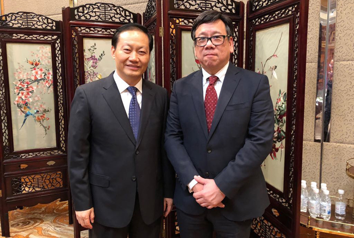 四川省委书记彭清华（左）与国泰港龙航空行政总裁丘应桦（右）合影。