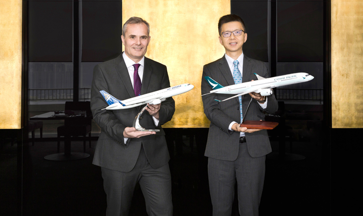 国泰航空商务及货运董事林绍波（右）与阿斯塔纳航空市场营销与销售 副总裁Richard Ledger（左）合影。