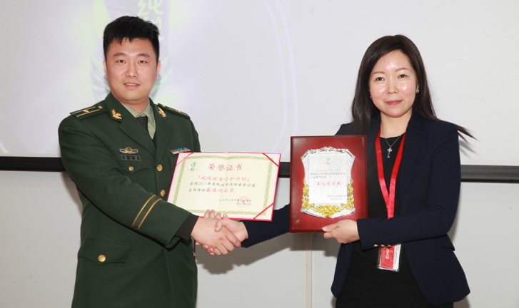 浙江太古可口可乐有限公司总经理郑惠如(右)接受杭州市公安消防局颁发证书。