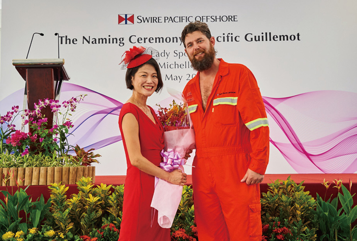 Pacific Guillemot号主礼嘉宾刘美璇和船长Brian Rowland在新船命名仪式现场合影。