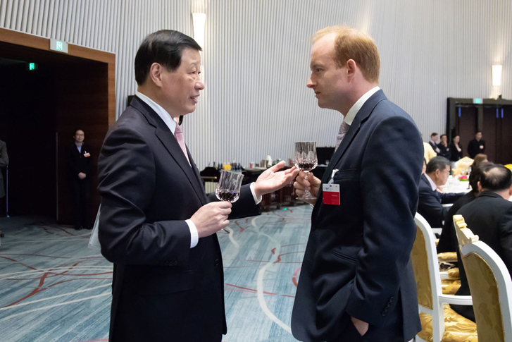 香港太古集团主席施铭伦（右）与上海市委副书记、市长应勇（左）交流。
