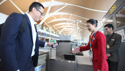 国泰航空乘客通过扫描手机二维码登机。