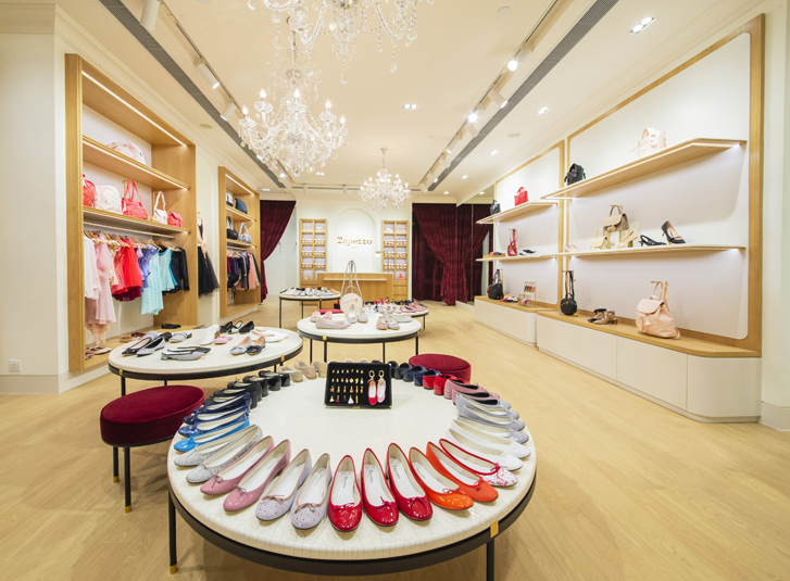 “丽派朵”于香港海港城海运大厦的店铺翻新后，为顾客带来耳目一新的法式风情和现代购物环境。