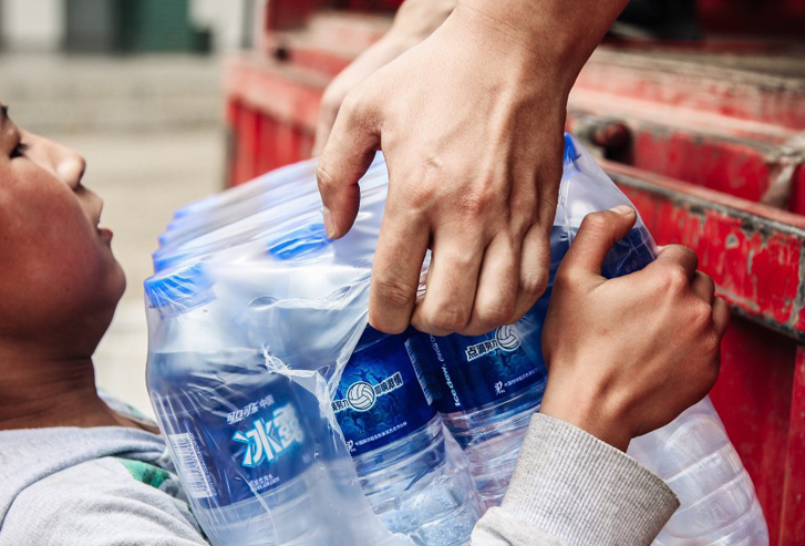 云南“净水24小时应急救援”向受灾群众送水。