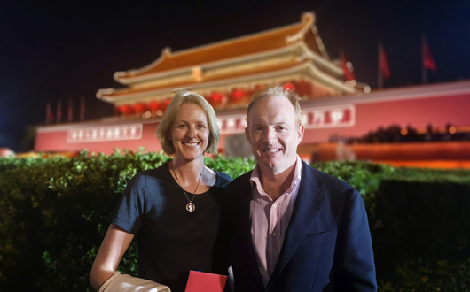 2019年10月，施铭伦主席与夫人Laura Swire 在参加庆祝中华人民共和国成立70 周年系列活动期间于天安门合影。