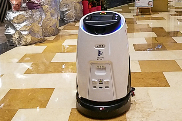 机器人“玛莉”对上海兴业太古汇商场进行消毒保洁。