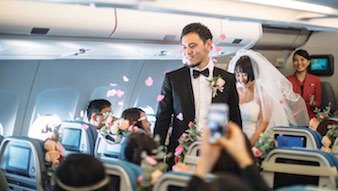 国泰港龙于35,000英尺高空举办“空中婚礼”