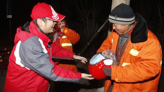 郑州太古可口可乐为环卫工人送安全