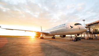 国泰航空首架A350-1000客机落地香港