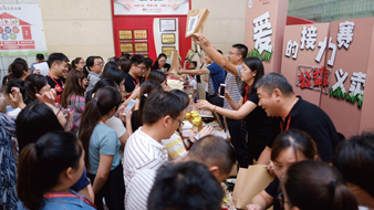 郑州太古可口可乐开启“2018爱的接力赛”公益义卖活动