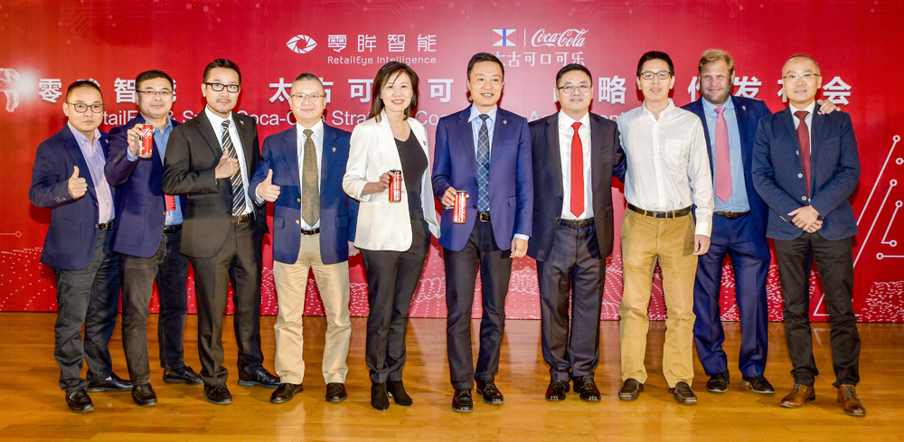 太古可口可乐行政总裁苏薇（左五）、太古可口可乐执行董事-中国党建（右五）等太古可口可乐高管与零眸智能管理团队合影。