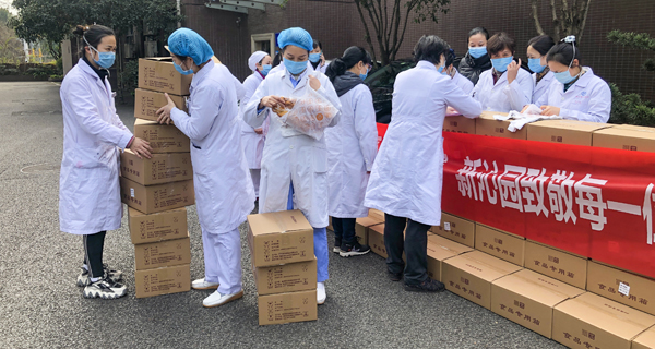 重庆新沁园向医务人员捐赠面包现场