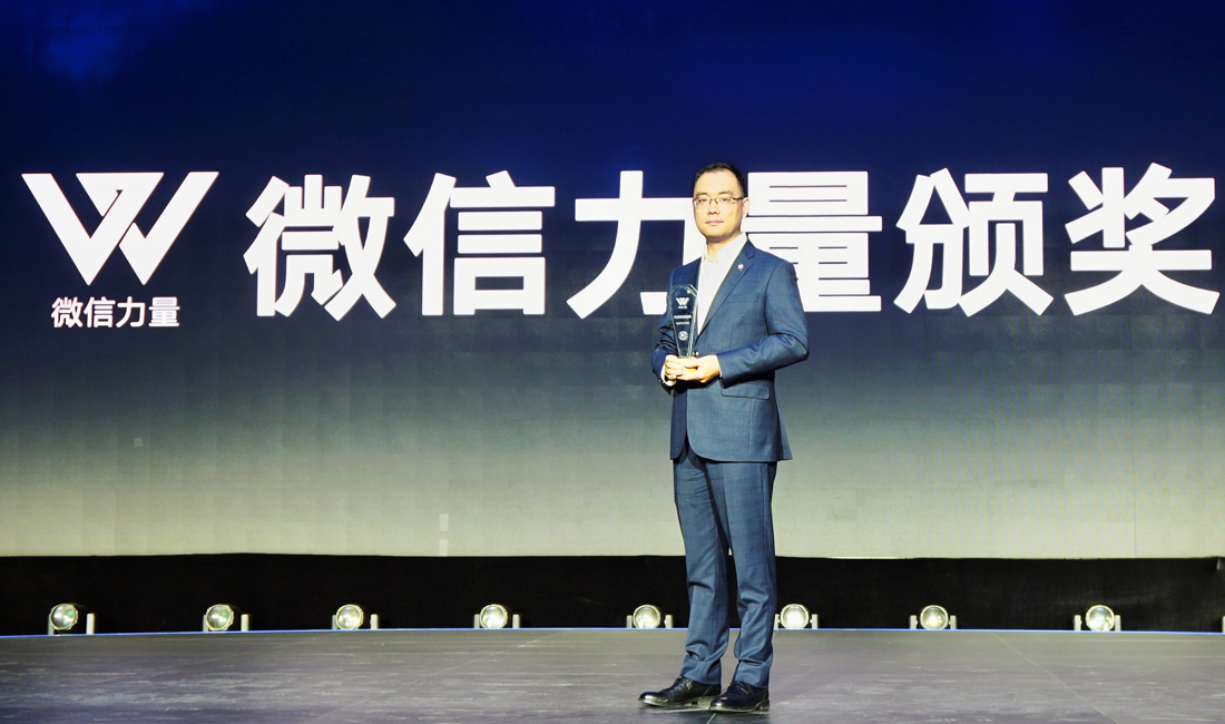 太古可口可乐（中国）有限公司装瓶厂信息科技首席冯柯代表太古可口可乐上台领奖。