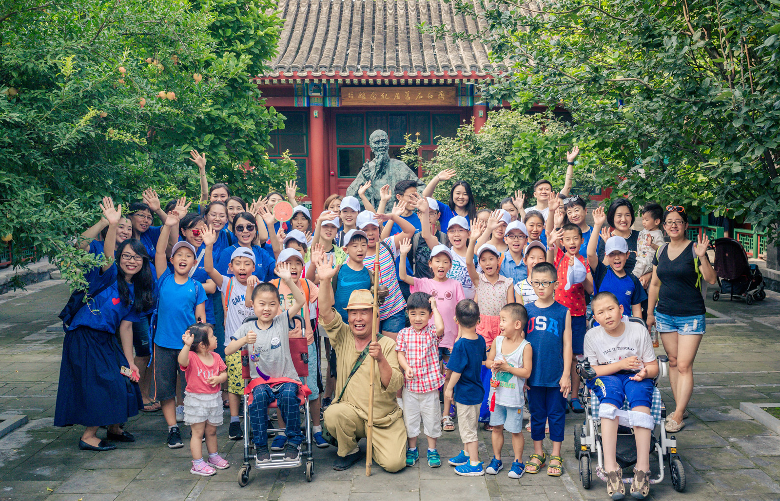 太古地产爱心大使携手北京至爱杜氏肌营养不良关爱中心和将台社区组织一起来听“老北京的声音”活动。
