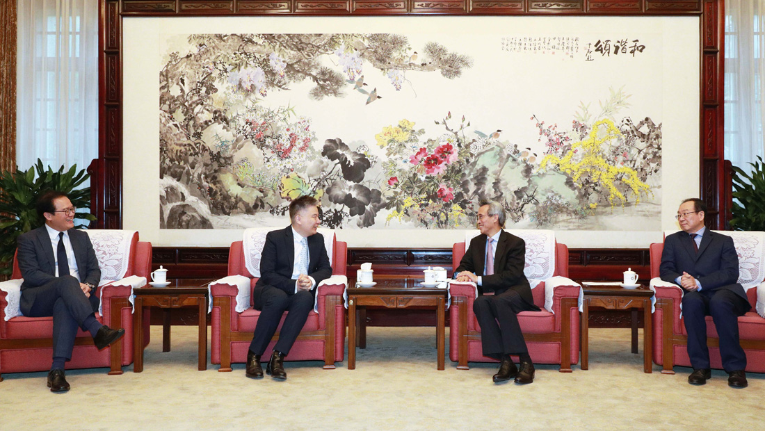 （左至右）太古（中国）有限公司董事刁志辉、主席张卓平，中国人民对外友好协会会长林松添、副会长宋敬武