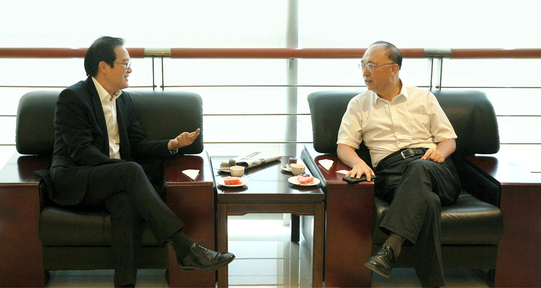 太古（中国）有限公司董事刁志辉（左）与参考消息报社党委书记，社长王朝文（右）座谈。