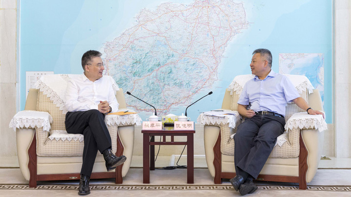 太古（中国）有限公司主席张卓平（左）与海南省省长沈晓明（右）座谈。