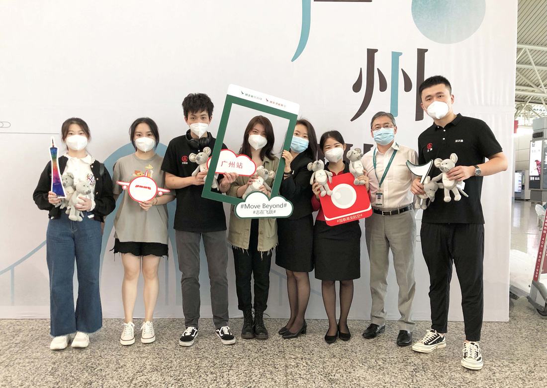 乘坐国泰航空执飞包机的留学生于广州白云国际机场合影留念。