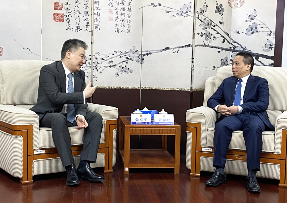 太古（中国）有限公司主席张卓平（左）与国务院港澳事务办公室副主任黄柳权（右）座谈。