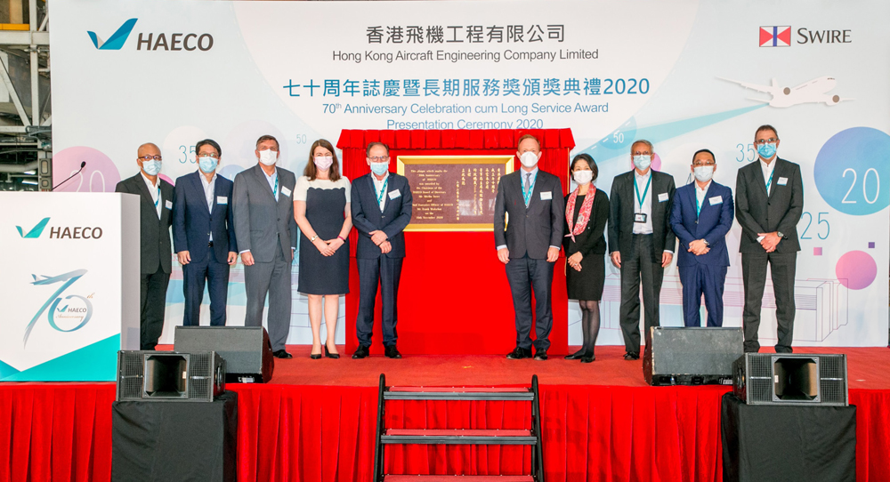 港机集团主席施铭伦（右五）与行政总裁Frank Walschot（左五）为港机集团在香港运营70周年纪念牌匾揭幕。