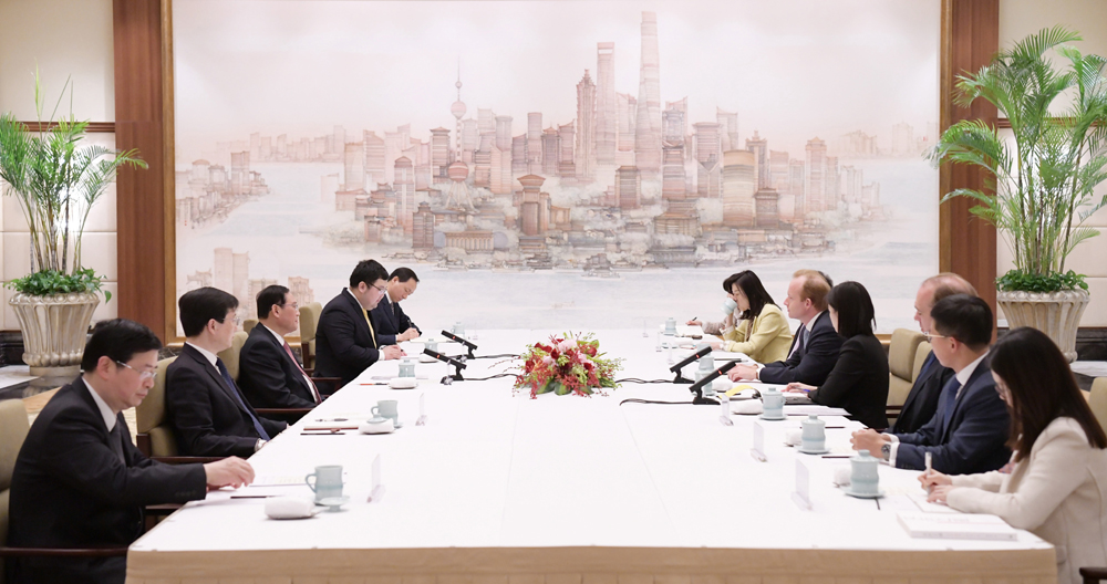 施铭伦一行与上海市委书记李强座谈。