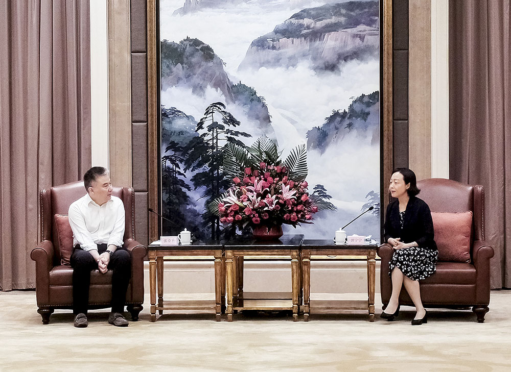 太古（中国）有限公司主席张卓平（左）拜会福建省人民政府副省长郭宁宁（右）。