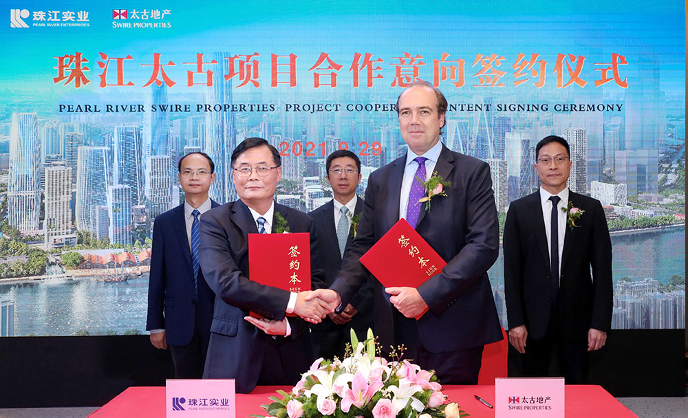 太古地产行政总裁彭国邦( 前排右) 及珠江实业董事长高东旺( 前排左)签署合作意向。