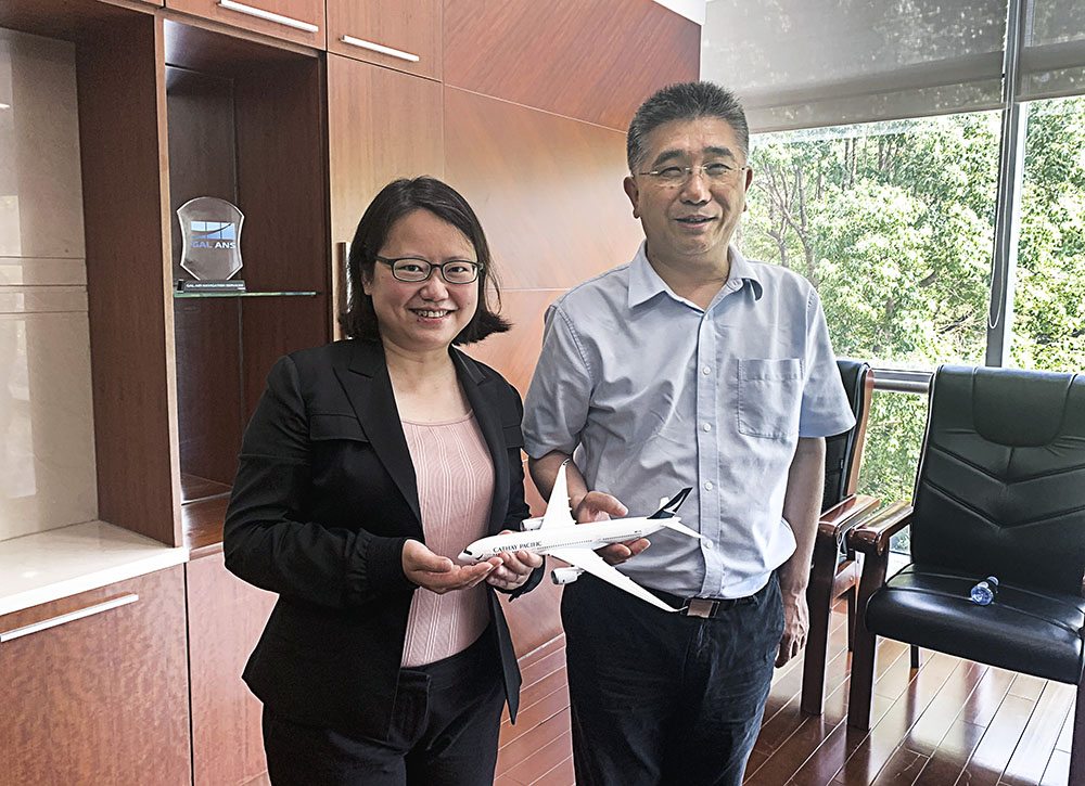国泰航空中国区总经理李载欣（左）拜会中国民用航空华东地区管理局副局长西绍波（右）。