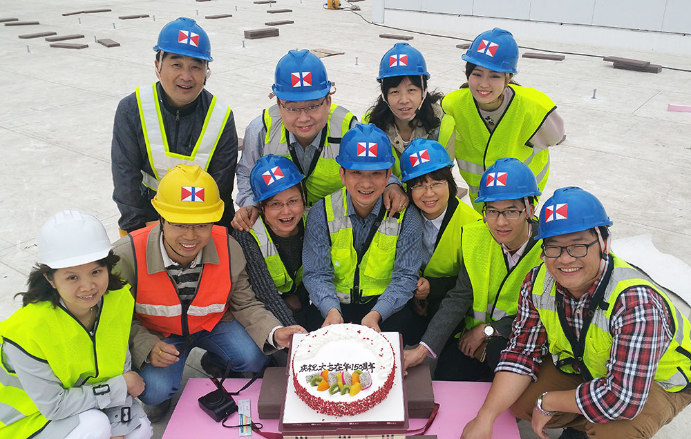 2016 年，蔡志勇（后排左二）和同事们于厦门工地共同庆祝太古在华150 周年。