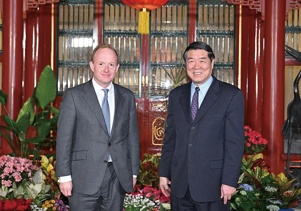 国务院副总理何立峰（右）会见英国太古集团行政总裁施铭伦（左）。 （图片来源：新华社）