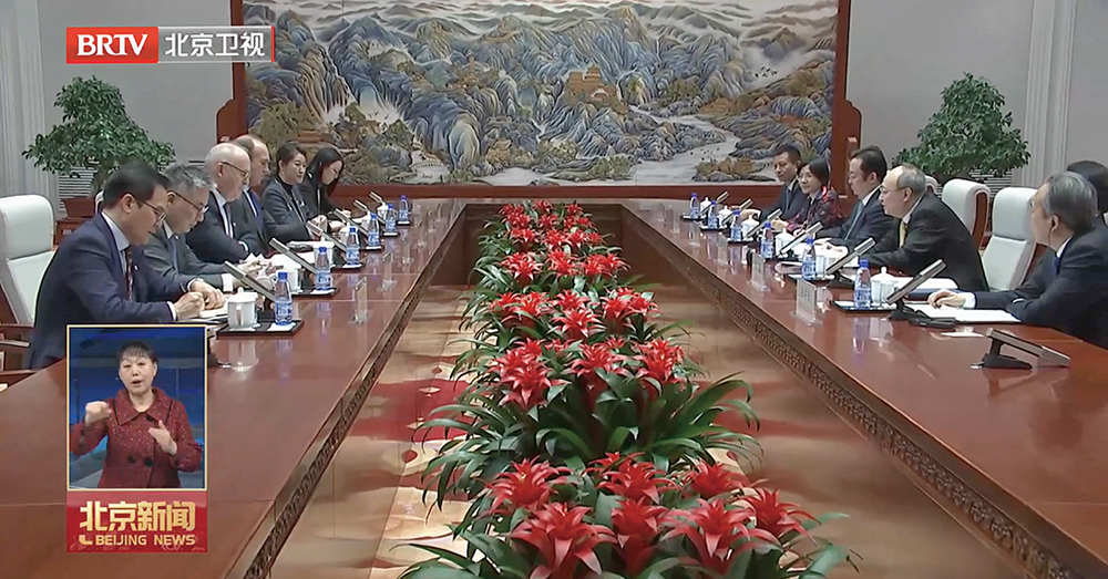 香港太古集团主席白德利一行会见北京市委书记尹力。（图片来源：北京卫视《北京新闻》）