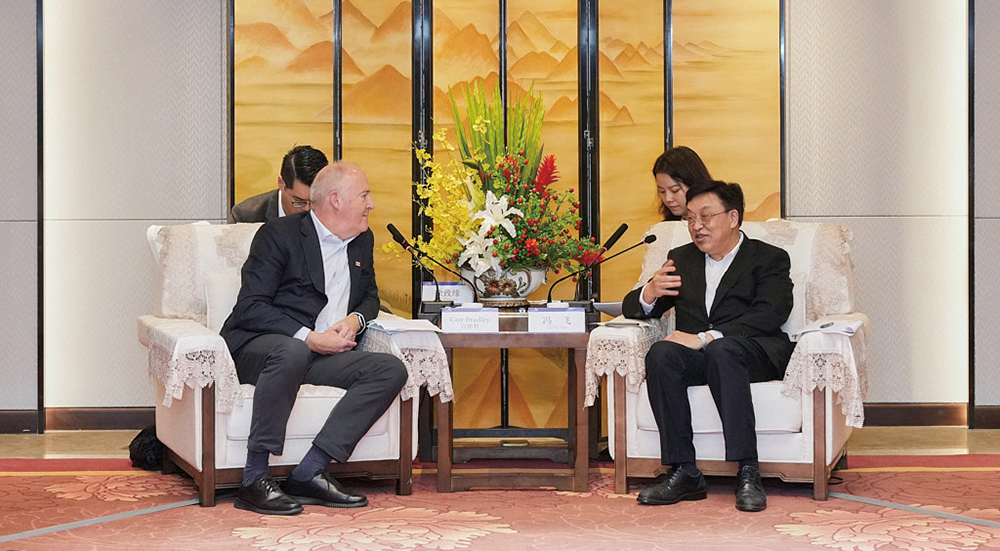 香港太古集团主席白德利（左）与海南省委书记冯飞（右）座谈。