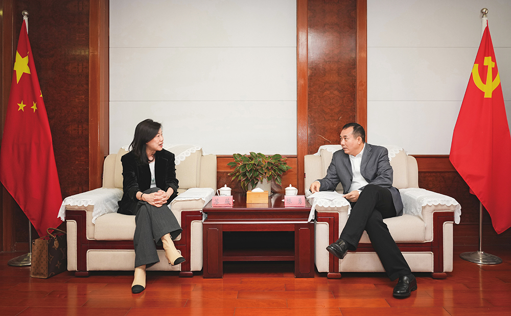 太古可口可乐总裁苏薇（左）与珠海市委书记陈勇（右）座谈。