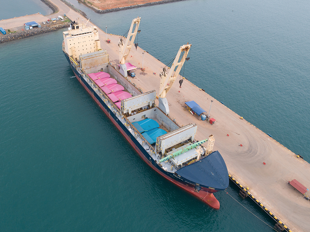 太古特运的货船在印度尼西亚卡比尔港进行卡车托盘的装载操作。