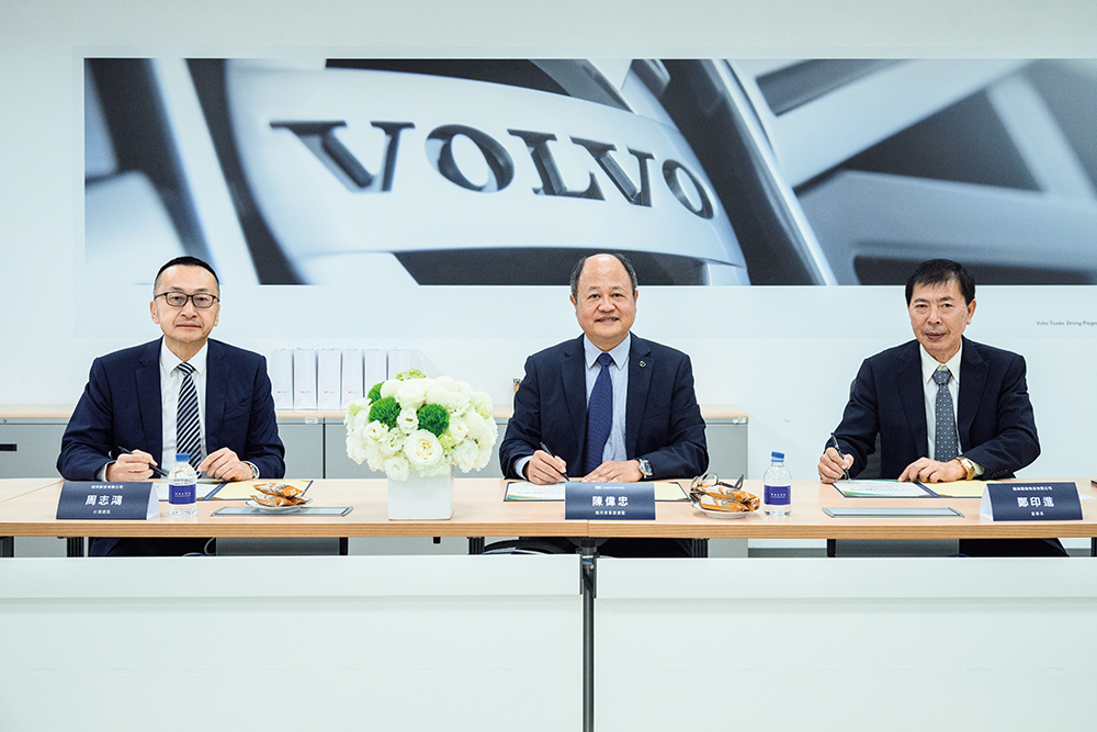 裕利医药总裁周志鸿（左）、龙锋医疗物流有限公司董事长郑印进（右）与太古商用汽车总监陈伟忠（中）签订沃尔沃电动冷链卡车合约。