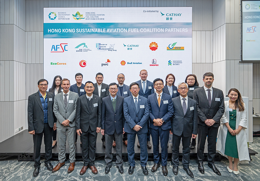 国泰集团行政总裁林绍波（前排右四）与一众联盟成员代表出席“香港可持续航空燃油联盟”启动礼。